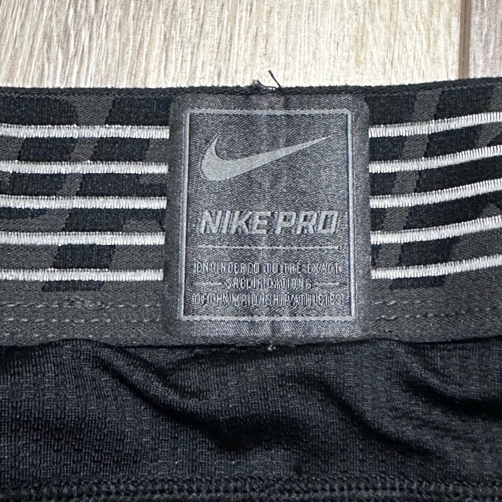 🏋🏻‍♀️Nike Pro hypercool Compression Capri legging size medium. - Picture 5 of 6